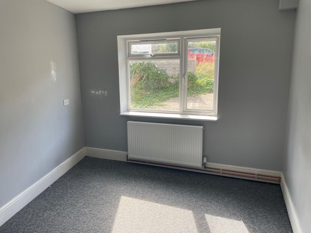 Lot: 65 - SEMI-DETACHED HOUSE WITH GARDEN AND DRIVEWAY - Front room on ground floor as study or bedroom